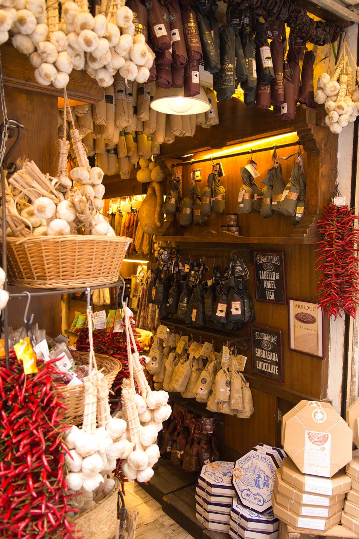 Intérieur d'une épicerie avec étagères de produits du quotidien